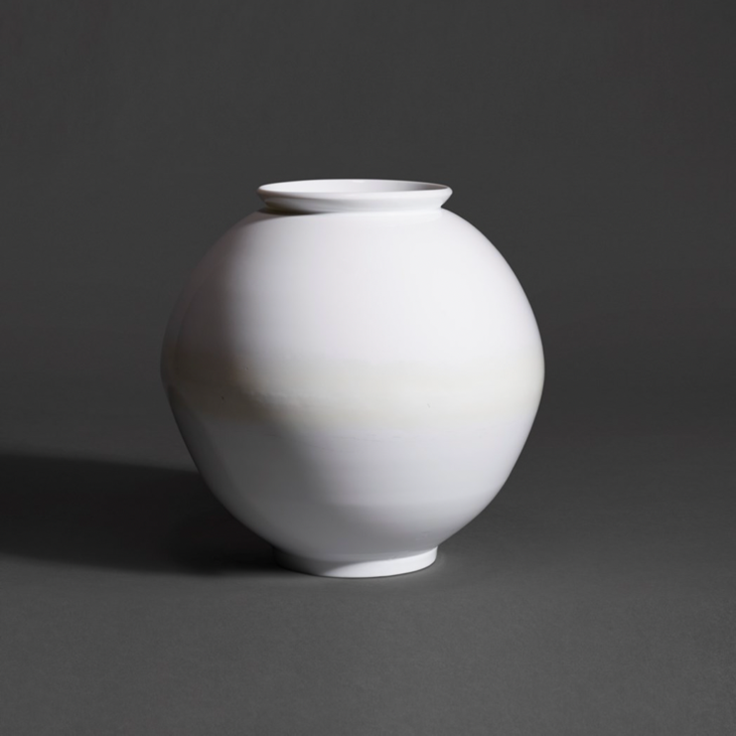 A Young-Sook Park moon jar sold at Christie’s in 2022 for $32,760. Source: Christie’s