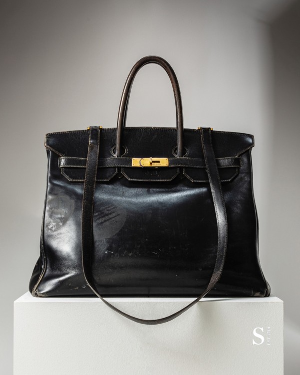 The integrated shoulder strap.
